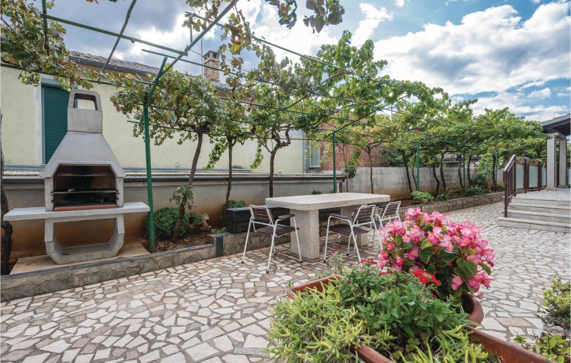 1 Bedroom Cozy Apartment In PUY מראה חיצוני תמונה
